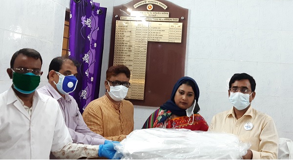 মোংলায় হাসপাতালে পিপিই দিলেন প্রভাষক সুমী