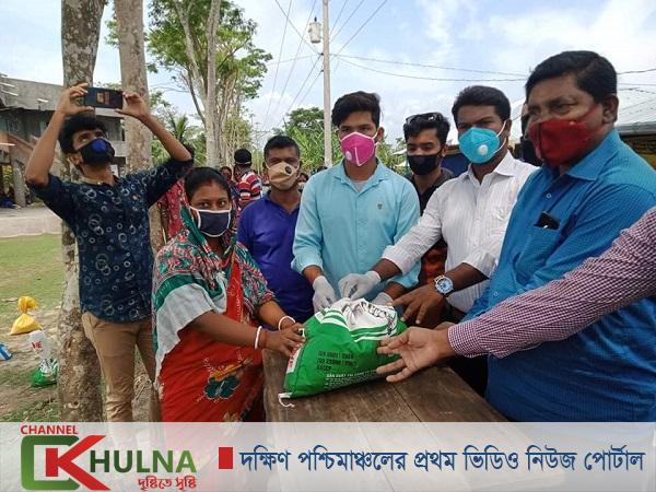 মোংলায় শতাধিক পরিবারের মাঝে খাদ্য সামগ্রী বিতরণ করেন আমেরিকা প্রবাসী দিপু মৃধা