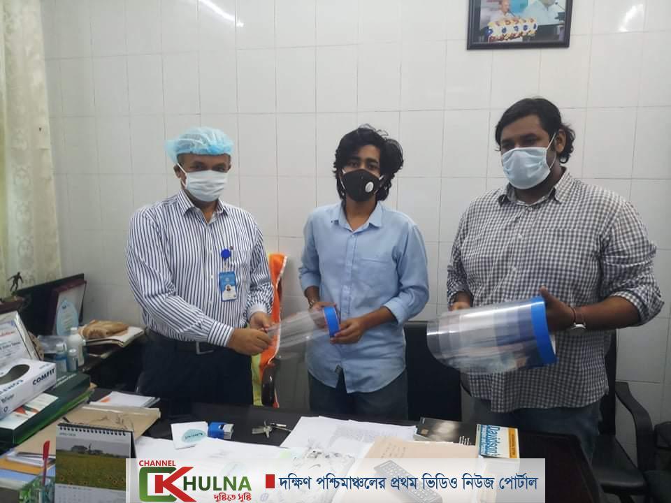 চিকিৎসকদের জন্য ফেস শিল্ড বানালো কুয়েট ছাত্রলীগ