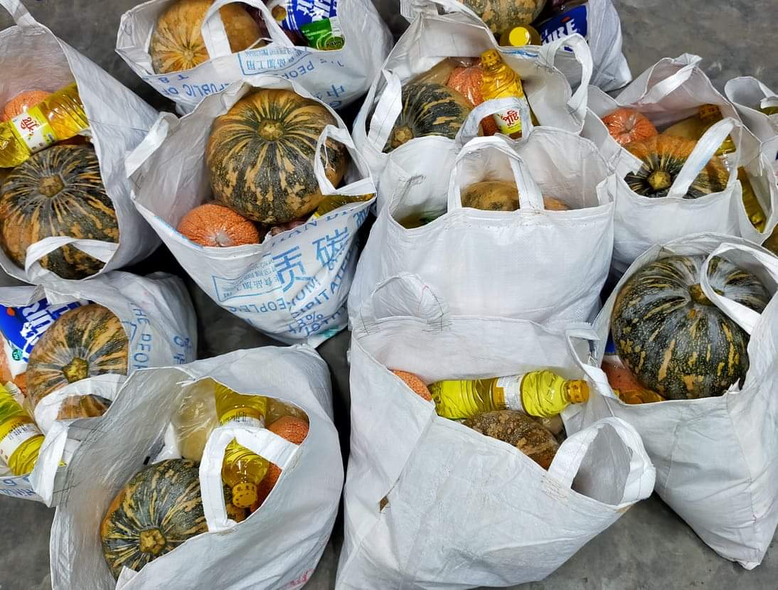 চুলকাঠি ইয়ুথ সোসাইটির উদ্যোগে নিম্ন মধ্যবিত্ত পরিবারের মাঝে খাদ্য সহায়তা প্রদান