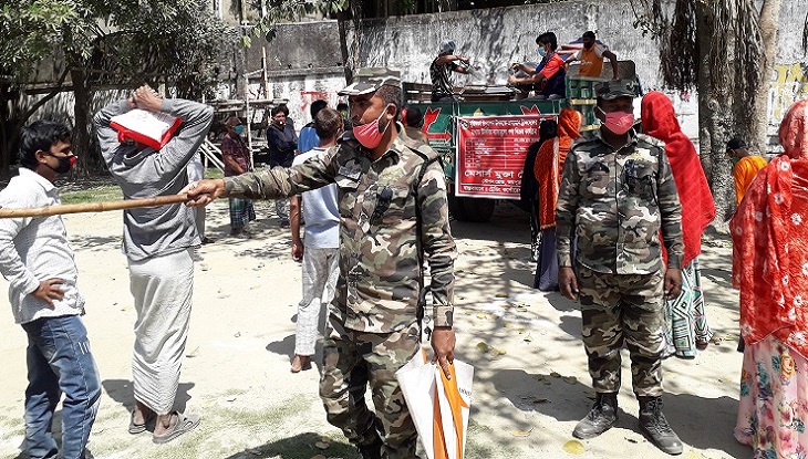 টিসিবির পণ্য ক্রেতাদের ৩ ফুট দূরত্ব বজায় রাখার নির্দেশ