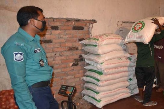 ব্যবসায়ীর ‍গুদামে মিললো টিসিবির বিপুল পরিমাণ পণ্য