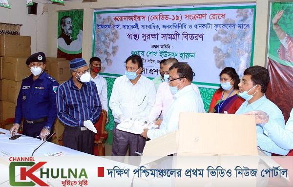 জনপ্রশাসন সচিবের চিকিৎসক কৃষকদের মাঝে স্বাস্থ্যসুরক্ষা সরঞ্জাম বিতরণ