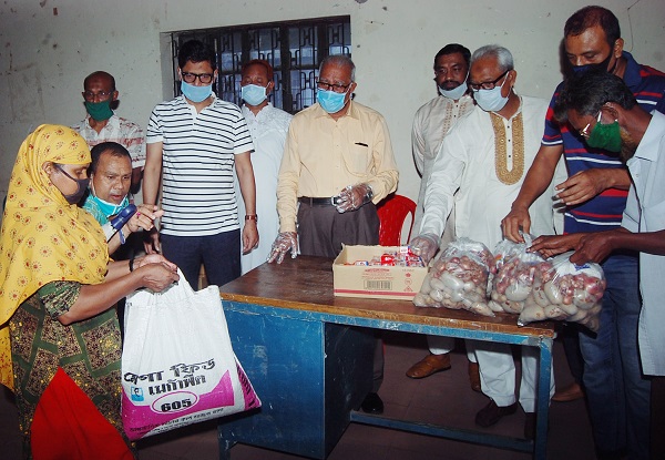 নিম্নআয়ের কর্মহীনদের মাঝে সিটি মেয়রের ত্রাণসামগ্রী বিতরণ