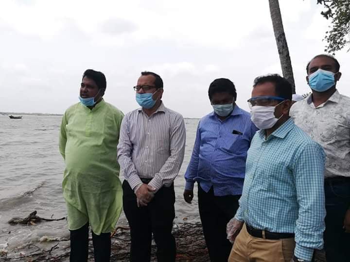 মোংলায় আম্পানে ক্ষতিগ্রস্থ এলাকা পরিদর্শন করলেন জেলা প্রশাসক ও পানি উন্নয়ন বোর্ড কর্মকর্তা