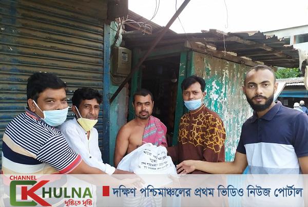 ১১নং ওয়ার্ডে শেখ সুজনের পক্ষে লন্ড্রী ও চা দোকানিদের মাঝে খাদ্য সামগ্রী উপহার প্রদান