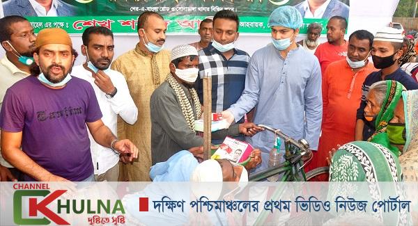 শেখ সোহেলের ইফতার সামগ্রী বিতরণে ক্রিকেটার সোহান ও পরশ বিশ্বাস