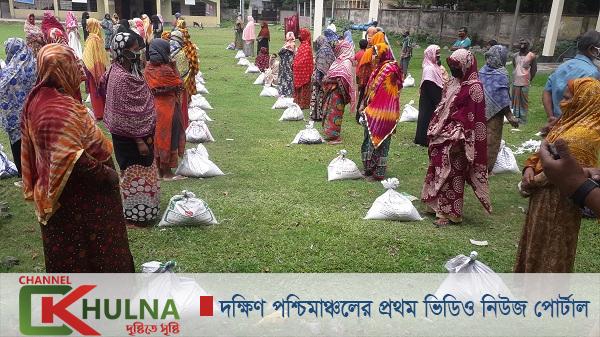 শার্শায় প্রধানমন্ত্রীর নিজস্ব অর্থায়নে ১শ’ হতদরিদ্রদের মাঝে খাদ্য সামগ্রী বিতরণ