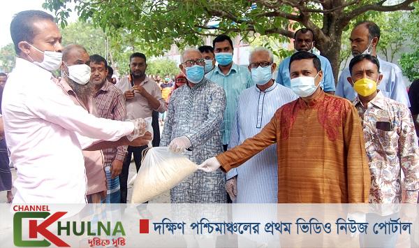 নগরীর তিন হাজার চারশত কর্মহীন ইজিবাইক চালক এবং নির্মাণ শ্রমিকদের মাঝে সিটি মেয়রের খাদ্যসামগ্রী বিতরণ