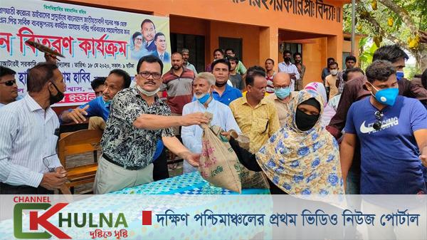 তালা সদর ইউনিয়নে ৪শ’পরিবারের মাঝে খাদ্য বিতরণ করেন সাবেক সংসদ সদস্য হাবিব