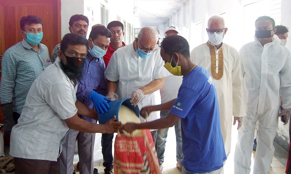 কর্মহীন বাসচালক ও হেলপারের মাঝে সিটি মেয়রের খাদ্যসামগ্রী বিতরণ