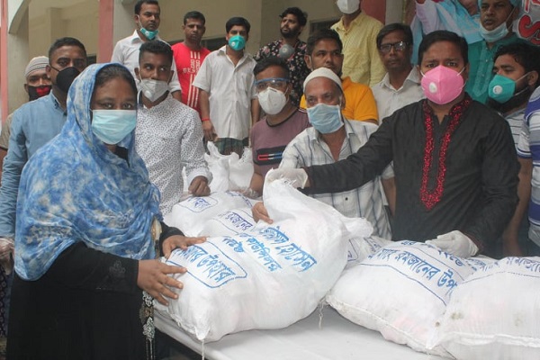 ঢাকা দক্ষিণ সিটি কর্পোরেশনের ৩৩ নং ওয়ার্ড কাউন্সিলর আউয়ালের পক্ষ হতে ৭’শ পরিবারকে ঈদ উপহার বিতরণ