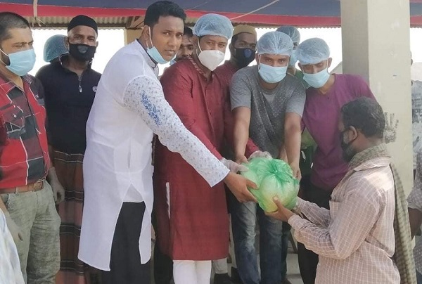 স্বেচ্ছাসেবক লীগ নেতা শেখ রেজার তত্বাবোধয়নে চার’শ পরিবারের মাঝে ঈদ সামগ্রী বিতরণ