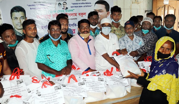 বিএনপি নেতা বকুলের পক্ষে ছাত্রদল নেতা ইস্তি নেতৃত্বে খালিশপুরে ঈদ সামগ্রী বিতরণ