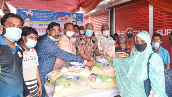 ১৬ নং ওয়ার্ড আ’লীগের উদ্যোগে ঈদ উপহার সামগ্রী বিতরণ