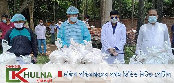 মাগুরায় দর্জি ও ইলেকট্রিক শ্রমিকদের মধ্যে এমপি সাইফুজ্জামান শিখরের খাদ্য সামগ্রী বিতরণ