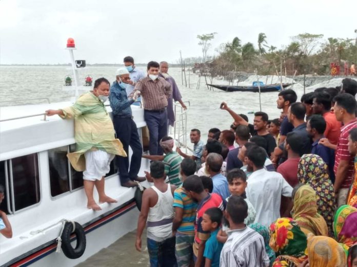 ঘূর্ণিঝড়ে ক্ষতিগ্রস্ত কয়রা পরিদর্শনে সংসদ সদস্য, বিভাগীয় কমিশনার ও জেলা প্রশাসক