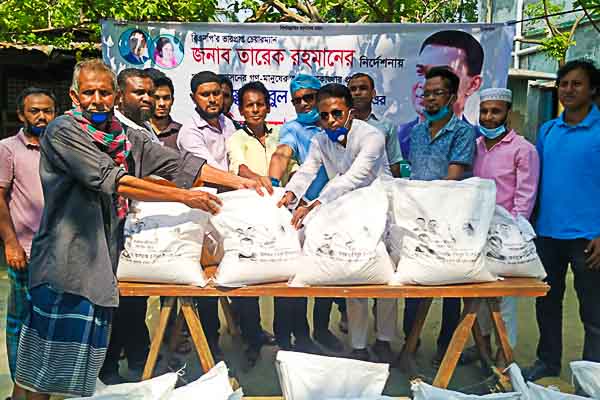 ১০নং ওয়ার্ডে কেন্দ্রীয় বিএনপি নেতা বকুলের উদ্যোগে সাবেক ছাত্রদল নেতৃবৃন্দের ত্রাণ বিতরণ