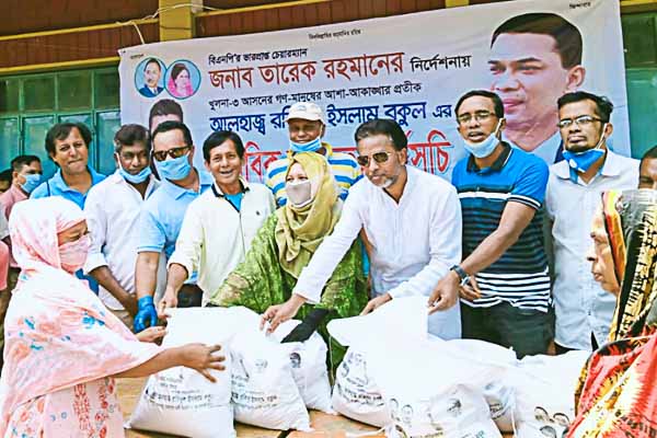 কেন্দ্রীয় বিএনপি নেতা রকিবুল ইসলাম বকুলের পক্ষে নগরীর দৌলতপুরে সাবেক ছাত্রদল নেতৃবৃন্দের ত্রান বিতরণ