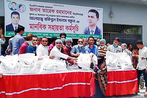 বিএনপির কেন্দ্রীয় নেতা রকিবুল ইসলাম বকুলের পক্ষে নগরীর ৫নং ওয়ার্ডের নিম্ন আয়ের মানুষের মাঝে খাদ্য সামগ্রী বিতরণ