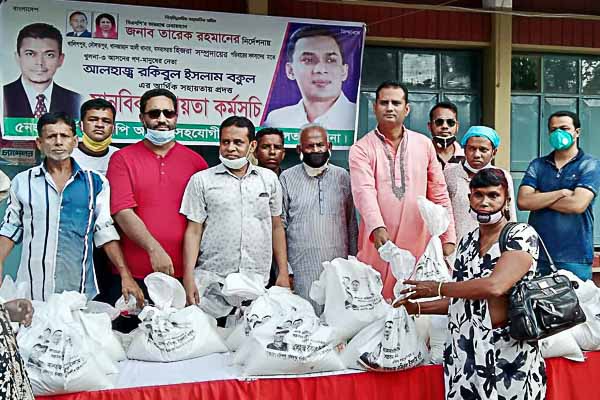 সমাজের সুবিধা বঞ্চিত তৃতীয় লিঙ্গের (হিজড়া) সম্প্রদয়ের মাঝে বিএনপির কেন্দ্রীয় নেতা রকিবুল ইসলাম বকুলের  ঈদ উপহার বিতরণ