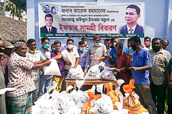 বিএনপির কেন্দ্রীয় নেতা রকিবুল ইসলাম বকুলের পক্ষে  নগরীর ২নং ওয়ার্ডের নিম্ন আয়ের মানুষের মাঝে ইফতার ও খাদ্য সামগ্রী বিতরণ