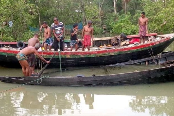 বাগেরহাটে খাদ্যবান্ধব কর্মসূচীর ৮ হাজার কেজি চালসহ ট্রলার ডুবি