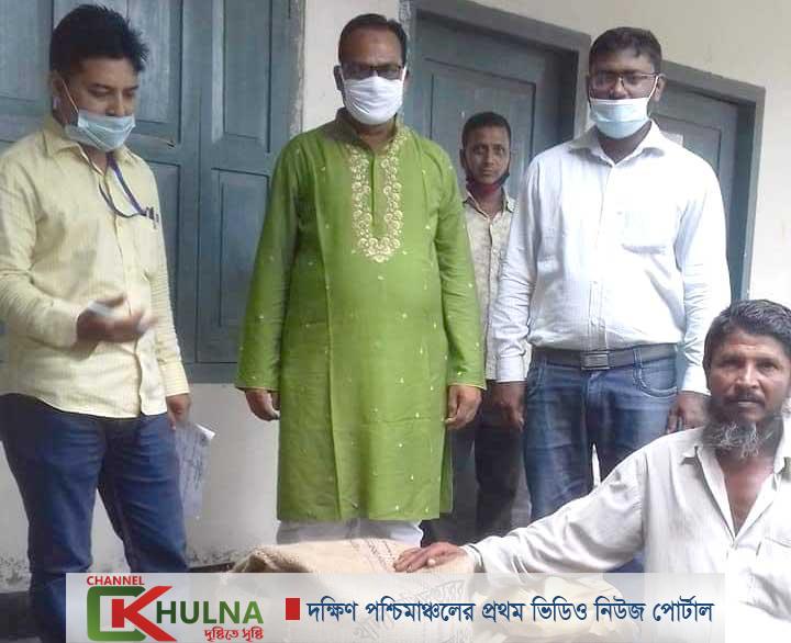 রামপালে জাটকা আহরণকারী ৫ শত জেলের মাঝে চাল বিতরণ