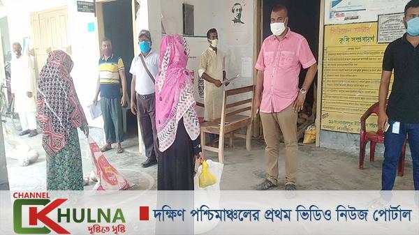 তালার জালালপুরে ১৬৩ পরিবারের মাঝে চাল ও সবজি বিতরণ