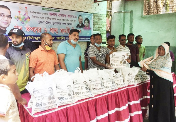 ঘূর্ণিঝড় ও করোনায় ক্ষতিগ্রস্তদের মাঝে খুলনা জেলা যুবদলের ত্রান সামগ্রী বিতরণ