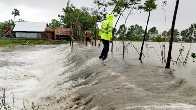 ঘূর্ণিঝড় আম্ফানে সৃষ্ট জলোচ্ছ্বাসে ক্ষতিগ্রস্থ খুলনাঞ্চলের  প্রায়  ১০০ কিলোমিটার বেড়িবাঁধ