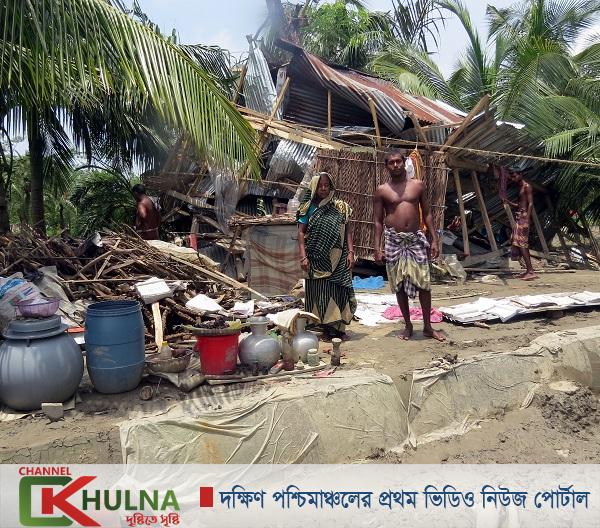 মোড়েলগঞ্জে আস্মর্ষিক ঘূর্ণিঝড়ে শিখা রানির বসতঘর  সম্পূর্ন বিধস্ত, খোলা আকাশের নিচে বসবাস