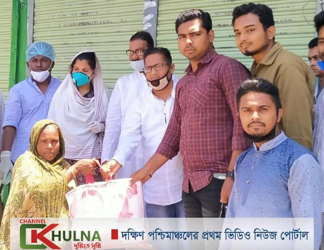 খুলনার পাইকগাছায় এমপি বাবু’র পক্ষে কর্মহীনদের মাঝে খাদ্য সামগ্রী বিতরণ