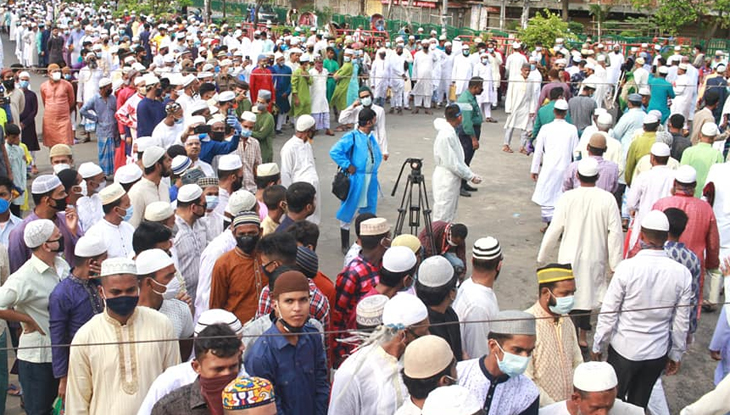 জামাতের অপেক্ষায় মসজিদের বাইরে শারীরিক দূরত্ব সম্ভব হয়নি