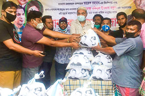 বিএনপির কেন্দ্রীয় নেতা আলহাজ্ব রকিবুল ইসলাম বকুলের ধারাবাহিক ত্রান কার্যক্রমের অংশ হিসেবে খাঁনজাহান আলী থানা এলাকায় দুস্থদের মাঝে ত্রান বিতরন