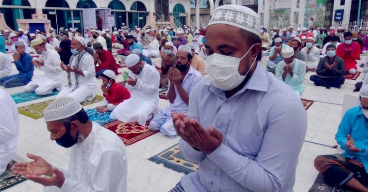 কিশোরগঞ্জে স্বাস্থ্যবিধি মেনে মসজিদে ঈদের জামাত