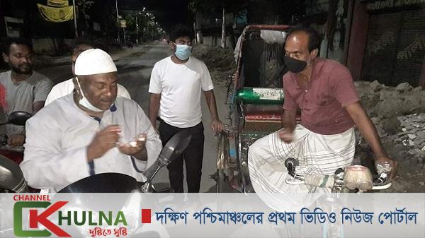 রাতের আধারে রিকশাচালকদের হাতে ত্রাণের স্লিপ দিচ্ছেন কাউন্সিল মনির