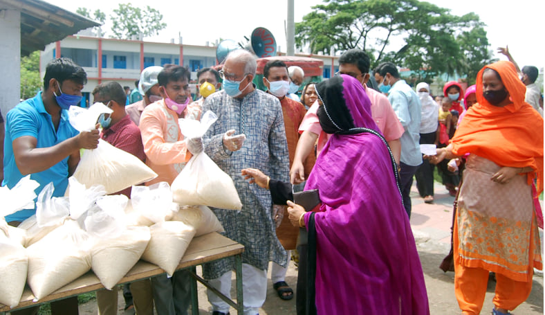 খালিশপুরে অসচ্ছল ইজিবাইক মালিক ও চালকদের মাঝে সিটি মেয়রের খাদ্য সামগ্রী বিতরণ