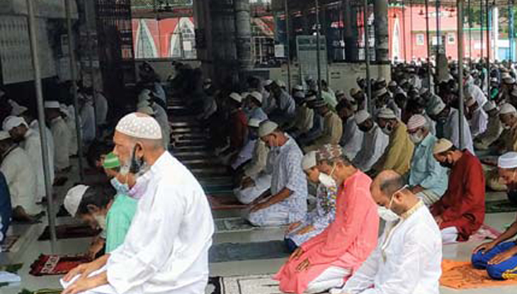 রাজশাহীতে ইদের জামাতে মহামারি থেকে পরিত্রাণে দোয়া