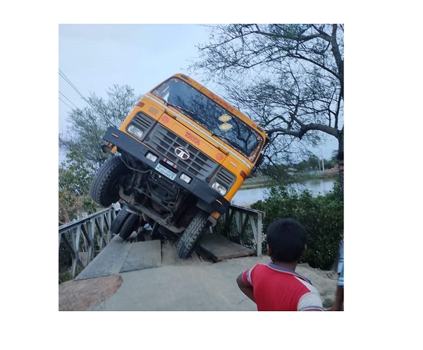 ডুমুরিয়ায় নিকারীমারী বেইলিব্রিজ ভেঙ্গে পাথর ভর্তি ট্রাক খাদে