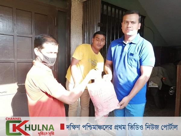 বিরামহীন ভাবে অসহায় মানুষের পাশে দাঁড়াচ্ছে খুলনা মহানগর ছাত্রলীগ