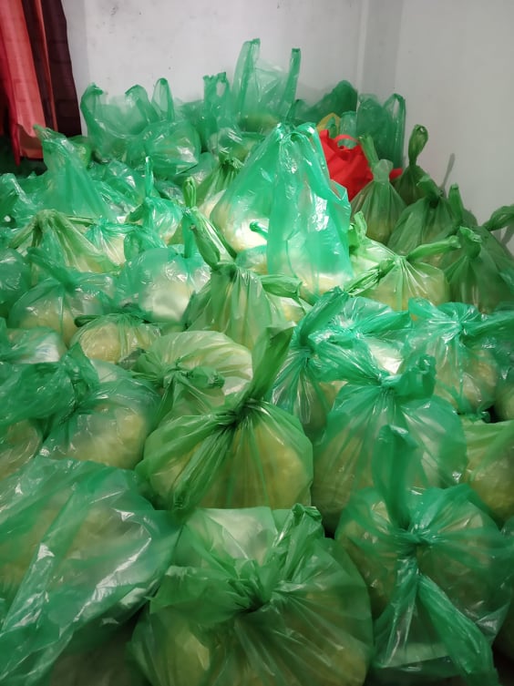 প্রত্যাশার উদ্যোগে মানবিক সেবা ঈদ উপহার প্রদান