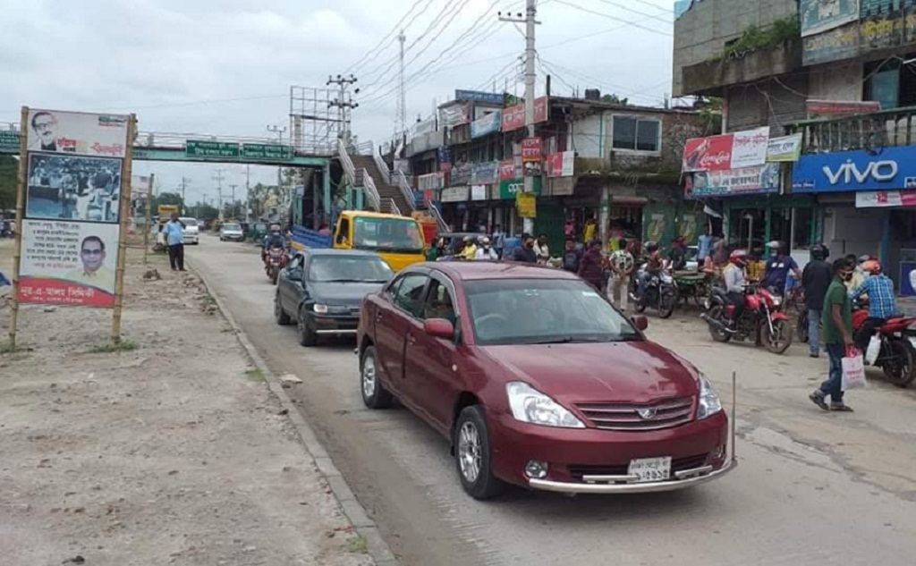 স্বাস্থ্য ঝুঁকি নিয়েই রাজধানীতে ফিরছে মানুষ