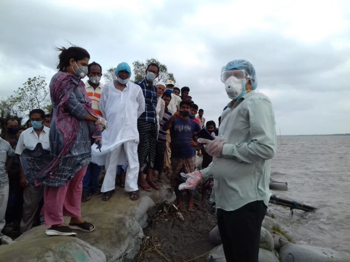 দেবহাটার নাংলায় ভাঙ্গন কবলিত স্থান পরিদর্শন করলেন জেলা প্রশাসক