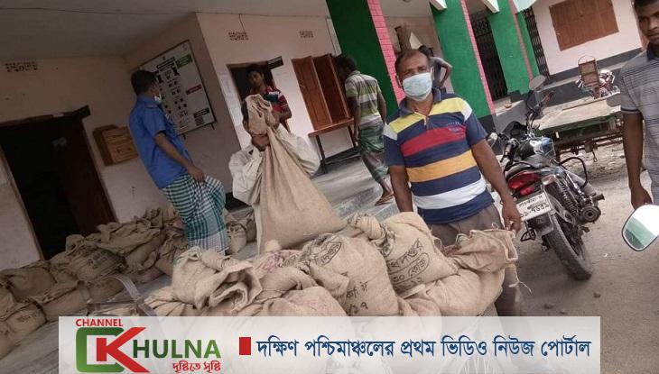 কলারোয়ায় করোনা ও আম্ফান বিপর্যস্ত পরিবারের পাশে উপজেলা প্রশাসন