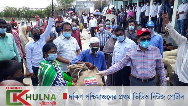 খুলনা জেলা প্রশাসকের ঘূর্ণিঝড় আম্ফানে ক্ষতিগ্রস্ত এলাকা পরিদর্শন ও ত্রাণ বিরতণ