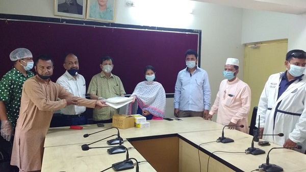 করোনা আক্রান্ত মৃত ব্যক্তির দাফনে সাংবাদিক শফিকুল ইসলামের সুরক্ষা সামগ্রী প্রদান