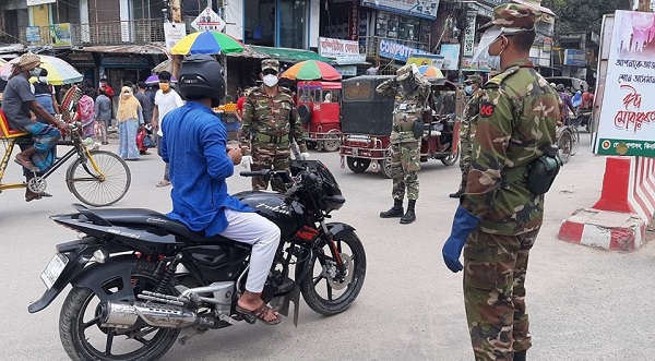 ঝিনাইদহে করোনা সচেতনা নিশ্চিত করতে সেনাবাহিনীর টহল