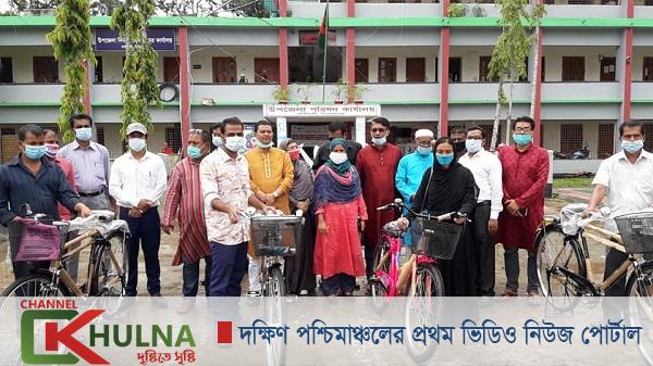 কাউখালীতে এলএসপিদের মাঝে বাইসাইকেল বিতরণ