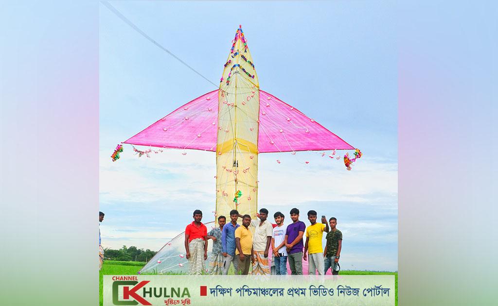 ২২ ফুট লম্বা রকেট ঘুড়ি!